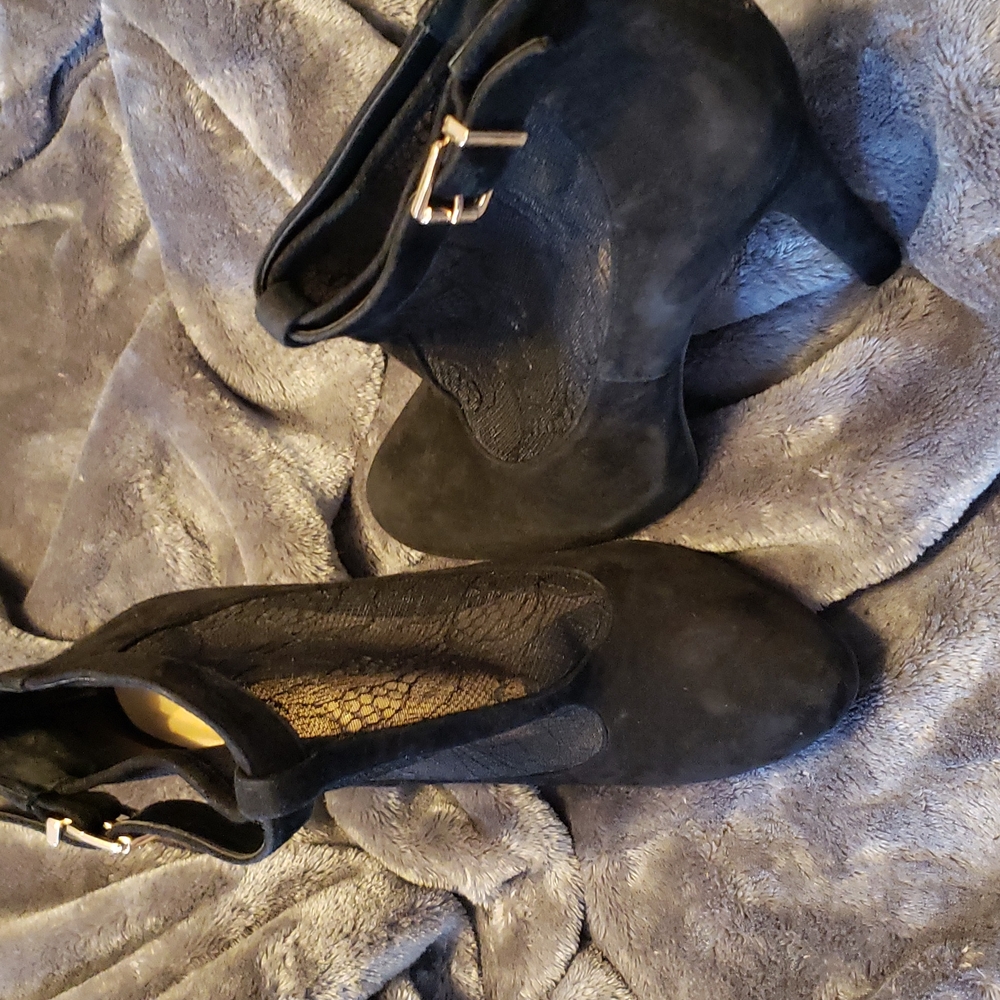 Hot!! RARE BLACK AND GOLD LACE BOOTIES W ZIPPER.
